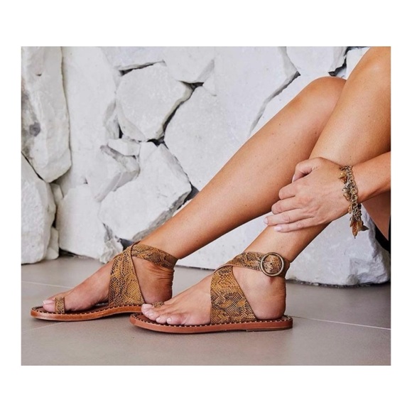 NWOT Anthropologie BEEK Hawk Toe Ring Sandal in Tan SnakeSize 7